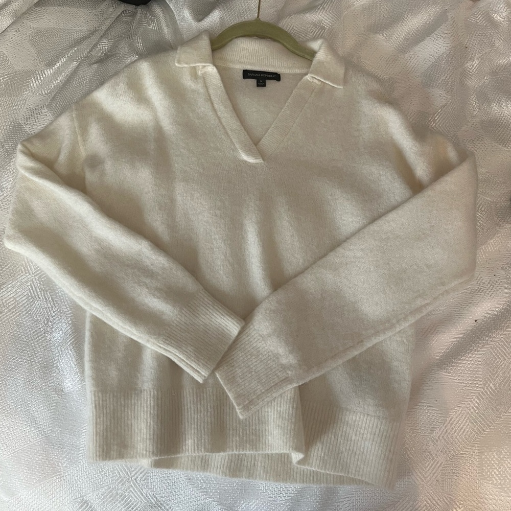 Banana republic cream fuzzy sweater